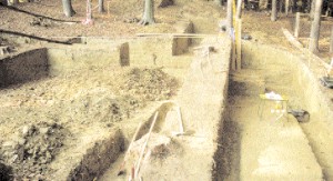 Ein durch Archäologen geöffnetes Hübelgrab in Gniebing.