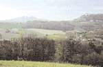 Blick auf den Vulkan von Kapfenstein (rechts) der dem jüngeren Vulkanismus angehört und auf das dahinterliegende Vulkangebiet von Gleichenberg.