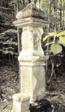Die Urteilsvollstreckungen bei den Gleichenberger Hexenprozessen sollen an dem Kreuz, wo man vom Schloss aus nach Gleichenberg geht, erfolgt sein. Noch heute steht auf einer künstlich eingeebneten Fläche im Burggraben Richtung Gleichenberg ein altes Steinkreuz.