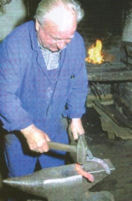 Hufeisen wird geschmiedet