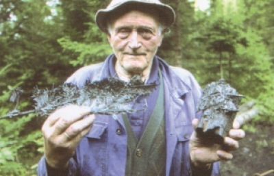 Franz Grabenhofer mit Holzkohlenteilen Franz Grabenhofer mit Holzkohlenteilen