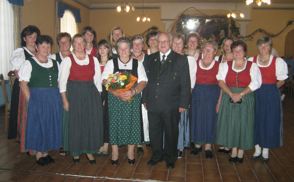 Der Singkreis Raning wurde am 20.09.2001 gegründet und umfasst etwa 20 Mitglieder. Die Leitung des Singkreises hat Herr Prof. Alois Kaufmann übernommen. Der Singkreis Raning hatte bereits zahlreiche Auftritte bei diversen Feierlichkeiten und festlichen Anlässen in unserer Gemeinde und in der näheren Umgebung. Das Repertoire ist vielfältig und reicht von Kirchenliedern über Volkslieder bis hin zu Weihnachtsliedern.
Die Freude am Singen und einem gemeinsamen Hobby nachzugehen stehen im Vordergrund, aber dennoch ist viel Ergeiz dabei, denn es wird fast wöchentlich geprobt.