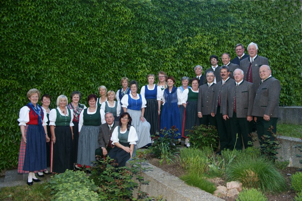 Der Gesangsverein Söchau wurde in den Jahren 1920 -1923 gegründet. 

Nach einer mehrjährigen Pause, bedingt durch den 2. Weltkrieg, nahm der Chor seine Aktivitäten 1945 wieder auf. 

An der Spitze des Vereines standen seit 1945 folgende Obmänner:
Herr Beck, Hans Maier, Dr. Georg Silbert, Ing. Edwin Kresnik, Franz Weber, Franz Bauer (1973 – 2010), Andrea Strobl
und folgende Chorleiter: Kaplan Rechberger, Ober-Insp. Schimek, Herr Pichlmayer, Ing. Edwin Kresnik, Robert Wiedner, Wilhelm Birchbauer, SR. Martina Kresnik, SR. Gertrud Maier

Heute besteht der Chor aus 25 aktiven Mitgliedern. Neue Mitglieder sind jederzeit herzlich willkommen!