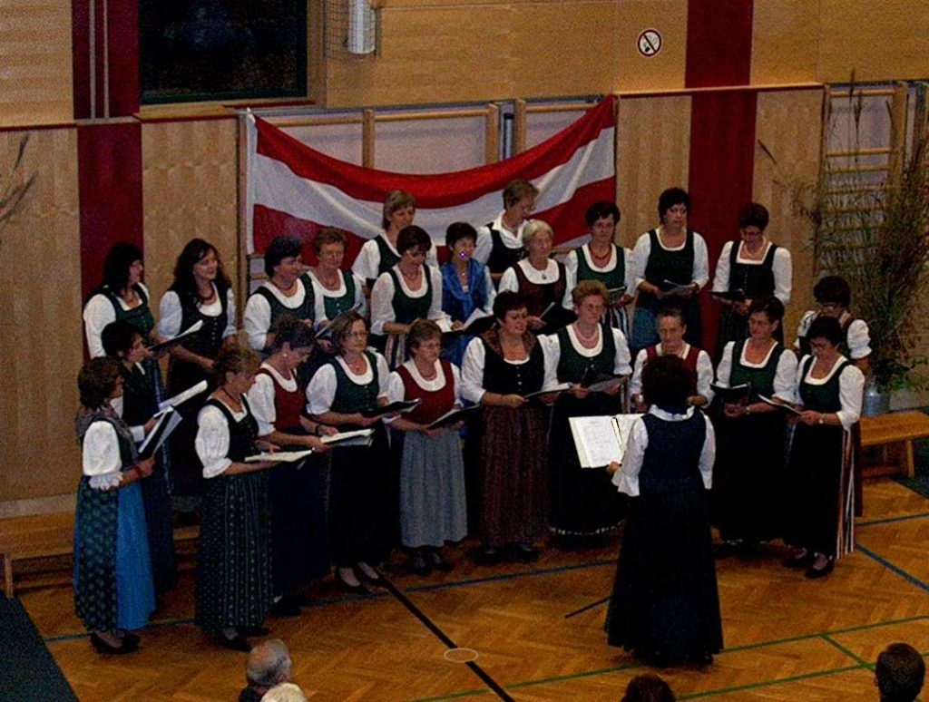 Der Frauenchor Jagerberg wurde ca. 1990,  aus einer Stammgruppe, die ursprünglich die Gottesdienste 
in der Pfarre mitgestaltete, gegründet.
Auch heute besteht unsere Hauptaufgabe darin, kirchliche Feiern zu umrahmen


Besonderes:Wir verstehen uns gut, Musik = Therapie, „Tischlein-deck-dich-Aktionen“, wenn Geburtstage der Sängerinnen gefeiert werden, Faschingsprobe

Wiederkehrende Programmpunkte:Karwoche, Maiandacht, Adventsingen, Umrahmung von Vorträgen alle 2 Jahre ein größeres Projekt im Herbst: „Zwischen Erntedank und Kathrein“, wo auch andere Gruppen (Schule, Musikschule, Hausmusiken aus unserer Gegend) in unser Programm eingebaut werden