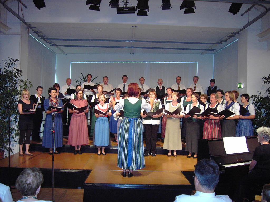 Die Kirchenmusik hat in Straden eine lange Tradition. Die jeweiligen Lehrer der Pfarrschule hatten die Leitung des KIRCHENCHORES, der Instrumentalisten und spielten die Orgel. Unter ihnen ragt vor allem Franz Xaver Ganster hervor, dessen Kompositionen zu Beginn des 19.Jahrhunderts auch gedruckt erschienen und in der ganzen Steiermark verbreitet waren.

Chorleiter seit 1945 waren Karoline Tschiggerl, Margarete Rigacs, Hans Holz, Gerhard Lackner, Josef Lackner und Maria Ida Puchleitner.

Im Jänner 2005 wurde der bestehende KIRCHENCHOR von Gabi Eder übernommen. Nach einem 