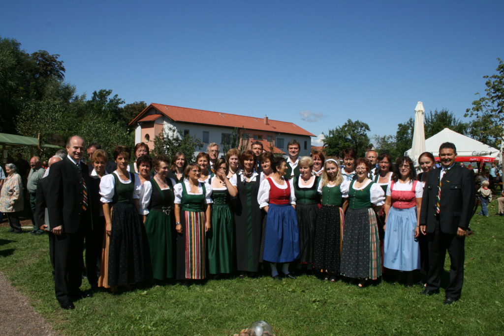 Der Singkreis wurde 1998 anlässlich 50 Jahre Gemeinde Stainz bei Straden gegründet. 
Von 1998 bis 2004 von Hr. F. Gerhard Lackner geleitet. 
2004 – 2007 Pause
Seit 2007 wird der Singkreis von Mag. Bernabe Palabay geleitet.

Jährliches Programm
Februar – KorbflechterballApril – ChorwanderungAugust – BlaurackenfestDezember  – Adventeinstimmung Tauchenrast, Seniorenfeiern