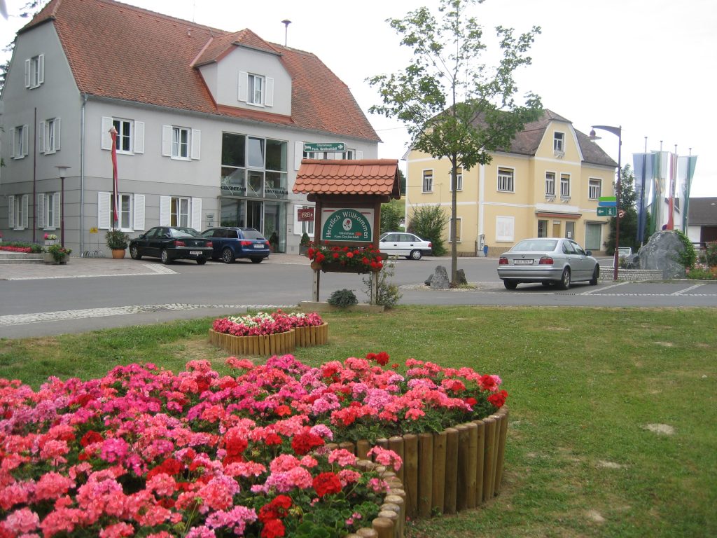 Ein Dorf, aber was für eines...
nur 5km vom bekannten Thermenresort Loipersdorf entfernt

Erwandern Sie auf dem "Erlebensweg der Sinne" die Höhepunkte des ca. 12km langen Wanderweges wie die Lourdes-Mariengrotte, Naturteichanlage mit Keltischem Baumkalender, Aussichtswarte, Vogellehrpfad, ... oder genießen Sie die wunderbare Hügellandschaft des Steirischen Vulkanlandes. 
Außerdem führt durch Unterlamm einer der bekanntesten Radwege der Steiermark, der Thermenradweg R12.

Vom 4-Stern-Hotel-Garni bis zur familiären Pension über gemütliche Privatzimmer bietet Unterlamm eines der breitesten Angebote an Beherbergungsmöglichkeiten der Region.
Für das kulinarische Wohl sorgen die zahlreichen Gasthäuser, Heurigen und Buschenschenken.