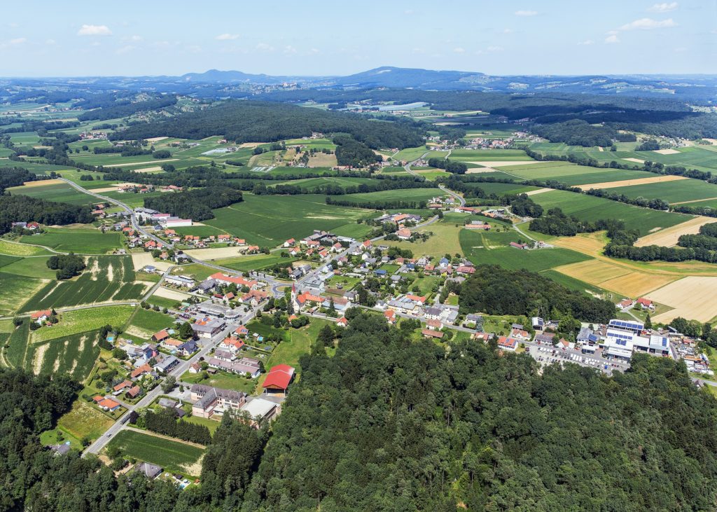 Im Herzen des ehemals für seine landschaftliche Schönheit bekannten Erholungsbezirkes Radkersburg liegt der malerische Ort Deutsch Goritz.  Umgeben von gepflegten, gesunden Wäldern erwartet den Besucher ein unverfälscht erhaltenes Ortsbild, in dessen Zentrum sich die hundertjährige Pfarrkirche mit den bemerkenswerten Wandmalereien des Pater Lukas Reicht befindet. In zahlreichen Gasthäusern und urigen Buschenschenken findet der Wanderer Rast und Stärkung bei einheimischen Weinen und einer zünftigen Brettljause. Und das Rasten gehört zu Erholung wie das Mineralwasser der Peter Quelle zu Deutsch Goritz. Markierte Wanderwege (über 30 km) führen den Besucher durch eine reizvolle, waldreiche Hügellandschaft. In sauberen Gewässern findet der Angler Karpfen, Schleihen, Armure, und der Schwammerlsucher durchstreift ein pilzreiches Revier. Wer die Umgebung von Deutsch Goritz hoch zu Roß erkunden will, hat dazu reichlich Gelegenheit, und unseren Radverleih kann die ganze Familie nützen. Auch sportliche Einrichtungen stehen unseren Gästen zur Verfügung. Die Parktherme Bad Radkersburg und der Röcksee sind nur wenige Autominuten entfernt. Informationen Gemeinde amt Deutsch GoritzA-8483 Deutsch Goritz Tel.: (03474) 7050 Fax: 7050-6 Mail: gemeinde(a)deutsch-goritz.at