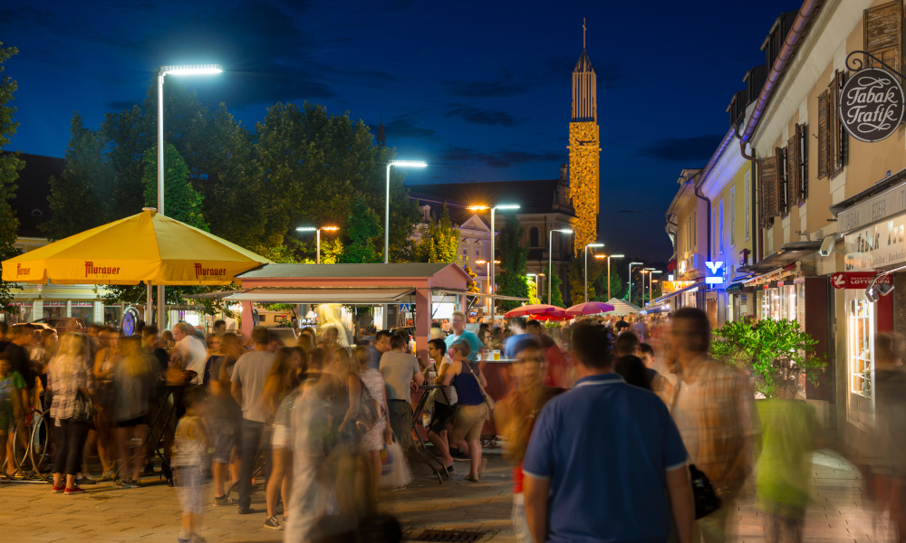 Die Stadt Feldbach liegt inmitten des südoststeirischen Hügellandes, 50 km von der steirischen Landeshauptstadt Graz entfernt. In der jüngeren Vergangenheit hat sich die Bezirkshauptstadt der Südoststeiermark zum wirtschaftlichen und kulturellen Zentrum der aufstrebenden Region “ Steirisches Vulkanland“ entwickelt. Feldbach ist auch die Stadt mit der größten Ärztedichte österreichweit, ebenso Schulstadt mit 3.200 Schülerinnen und Schülern. Als Einkaufsstadt bietet sie stets lohnende Bummel in freundlicher Umgebung, in der viele Gaststätten und Cafes zum gemütlichen Verweilen einladen. Das viele Grün der Parks und Gärten hat Feldbach den Ruf einer Gartenstadt verschafft, in der es sich ausgezeichnet leben lässt. Die vielen Sport- und Freizeiteinrichtungen tragen dazu das ihre bei, desgleichen die Ämter, Behörden sowie jede Menge Infrastruktureinrichtungen, die eine moderne Stadt auszeichnen. Eine rege Kulturszene und zahlreiche Veranstaltungen sorgen dafür, dass die Unterhaltung nicht zu kurz kommt. Als Europastadt, in der schon seit Jahrzehnten der Gedanke der europäischen Einigung fest verankert ist, beweist sie ihre Aufgeschlossenheit. Feldbach befindet sich auf einem erfolgreichen und optimistischen Weg in die Zukunft.


Ortsteil Auersbach
Ortsteil Gniebing-Weissenbach
Ortsteil Gossendorf
Ortsteil Leitersdorf
Ortsteil Mühldorf
Ortsteil Raabau

www.feldbach.gv.at

Facebook
Youtube

 