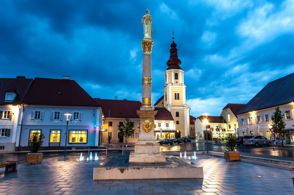 Am Südrand des südoststeirischen Raabtals gelegen, war Fehring seit seiner ersten urkundlichen Erwähnung 1265 auf Grund der Grenzlage immer wieder Opfer kriegerischer Auseinandersetzungen. Noch heute sieht man Teile des Tabors, der die Pfarrkirche umgebenden Wehranlage aus dem 15. bis 17. Jhdt. Erst 1962 zur Stadt erhoben konnte sich die kleine, reizende Stadt mit seinen ca. 3.200 Einwohnern viel vom alten Charme bewahren, ohne dabei auf neue architektonische Elemente verzichten zu müssen. Fehring besitzt alle Vorteile einer gut strukturierten Kleinstadt. Das birgt auch eine hohe Lebensqualität in sich. Der markante Hauptplatz, die zahlreichen Geschäfte, Gasthäuser und Cafés sind ein Treffpunkt für jung und alt. Die gesellschaftliche Kompetenz der Fehringer sieht man auch bei den zahlreichen Kulturveranstaltungen, die kräftige Impulse nach außen geben. Und Fehring nutzt diese positive Kraft.