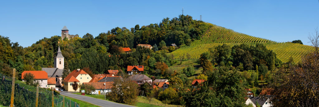 Klöch, die "Perle des südoststeirischen Weinlandes" ist von einer Vielfalt an Weinbergen, Obstgärten und ausgedehnten Mischwäldern umgeben. Die Marktgemeinde Klöch verdankt ihren Beinamen den edlen Trauben, die hier - bedingt durch das mediterrane Klima und die vulkanische Erde - gedeihen und zu erlesenen Weinen verarbeitet werden. Wander- und Radwege laden ein, die Schönheit des Ortes zu erkunden. Klöch ist auch der Ausgangspunkt der "Klöcher Weinstraße" mit den Weinbauorten Kapfenstein, St. Anna am Aigen, Frutten-Gießelsdorf und Tieschen. Die Seehöhe beträgt 290 m. Zur Marktgemeinde Klöch gehören die Ortschaften Klöch, Deutsch Haseldorf, Gruisla, Pölten und Klöchberg.

Links:
Tourismusregion Bad Radkersburg | Halbenrain | Klöch | Tieschen
Veranstaltungen
Klöcher Traminer-Winzer
Vinothek Klöch