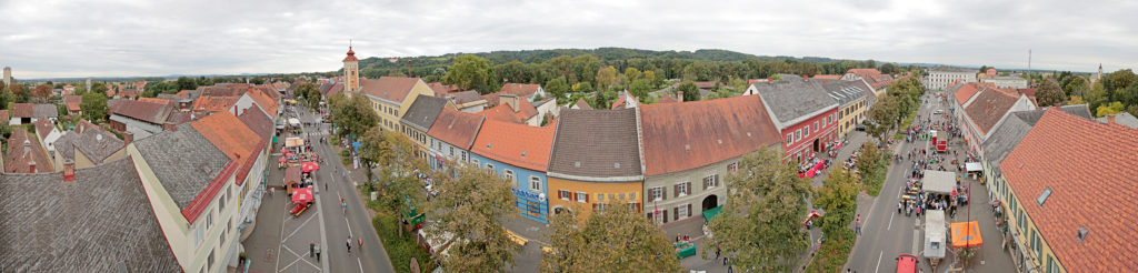  

WILLKOMMEN IN MURECK


Ein Ort zum Entschleunigen!


An der slowenischen Grenze im Süden der Steiermark gelegen, bietet die idyllische Stadt Mureck ihren Besuchern eine nahezu unberührte Natur in den Murauen sowie zahlreiche Möglichkeiten zur Entspannung und Erholung. Aber auch unser reichhaltiges Freizeitangebot lädt zu einem - nicht nur virtuellen - Besuch unserer Stadt ein.

Mureck..., eine Oase der Erholung mit tollen Freizeitangeboten.

Im Frühling bedecken Schneeglöckchen den Auwaldboden, bevor der Bärlauch mit seinem satten Grün den Boden übersät und einen unverkennbaren aromatischen Knoblauchduft verbreitet.

Ein absolutes Highlight für jeden ist die Murecker Schiffsmühle mit Mühlenhof - genießen Sie die Idylle an der Murpromenade.
Abkühlung für Körper und Geist findet man im Erlebnissbad Mureck und am Röcksee.
Eine einzigartige Fernsicht über die Region und nach Slowenien garantiert der Murturm, inmitten unserer Aulandschaften.

Mureck bildet als Fusionsgemeinde mit Eichfeld und Gosdorf eine starke Einheit, welche sich durch ihre Vielseitigkeit auszeichnet.
Besucher verzaubert man mit einmaligem Altstadtflair, idyllischer Landschaft, regionaler-saisonaler Küche und sanften Tourismus.
Entschleunigung ist in Mureck garantiert.
Kultur und Sport sind in Mureck nicht wegzudenken. Ob eine Radtour durch die Murauen, ein romantischer Spaziergang um das Schloss Brunnsee oder einer der zahlreichen Eventabende - hier werden alle bedient und wir freuen uns auf Sie!

www.uferlos.at

https://www.mureck.gv.at/startseite/