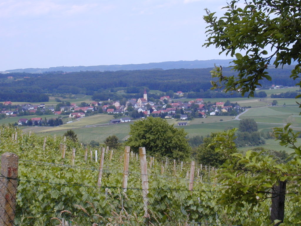 Unser Kräuterdorf liegt inmitten des steirischen Thermenlandes, an der Schlösserstraße in der Nähe der Bezirks- und Einkaufsstadt Fürstenfeld. Der gepflegte Tourismusort hat sich ganz den Kräutern und Rosen verschrieben. Die Führungen durch den Kräuter-Rosen- und Hexengarten bringen Ihnen die heilenden Wirkungen und die magischen Kräfte der Pflanzen näher. Der Kräuter-Rosengarten mit seinen 2000 Kräuter- und Rosenpflanzen beinhaltet auch einen Kneipp-Pfad (Wassertretbecken/Wassertrog). Diese Kneippanlage kann unentgeltlich durchwandert werden. Kräuterprodukte werden im Kräutergarten, in den Gastbetrieben oder direkt beim Selbstvermarkter zum Kauf angeboten.Nach einem Besuch unserer Gärten (Kräuter-Rosengarten, Hexen- und Bauerngarten sowie Kräuterwein-garten) haben Sie die Möglichkeit, die umliegenden Thermen, Burgen und Schlösser sowie andere Sehenswürdigkeiten in der näheren Umgebung zu besuchen. Eine Führung (Mai - Oktober) durch den Kräuter- Rosen- und Hexengarten mit sehr aufschlussreichen Informationen dauert ca. 1 Stunde und kostet pro Person € 4.- (inkl. Kräuterschnapserl und Präsent für jeden Teilnehmer). (Voranmeldung erbeten!)Ihre Kontaktadresse: Tourismusverband 8362 Kräuterdorf Söchau, Tel 0676/6295344e-mail: tourismus@kraeuterdorf.cchomepage: www.kraeuterdorf.cc 