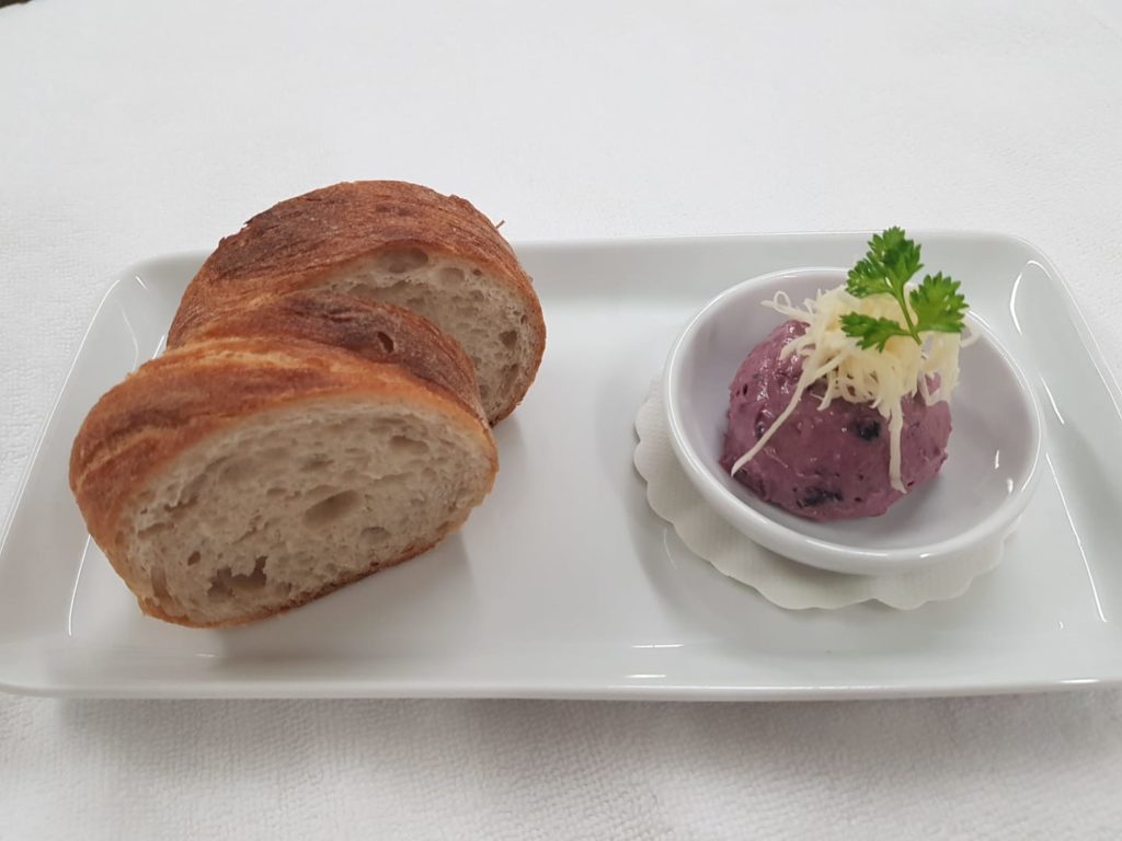 200 g Butter zimmertemperiert
250 g Topfen feinpasteurisiert
30 ml. Aroniasaft