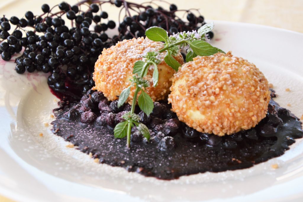 Weißbrotbrösel 120-140 g
20 g Butter
2 Eier