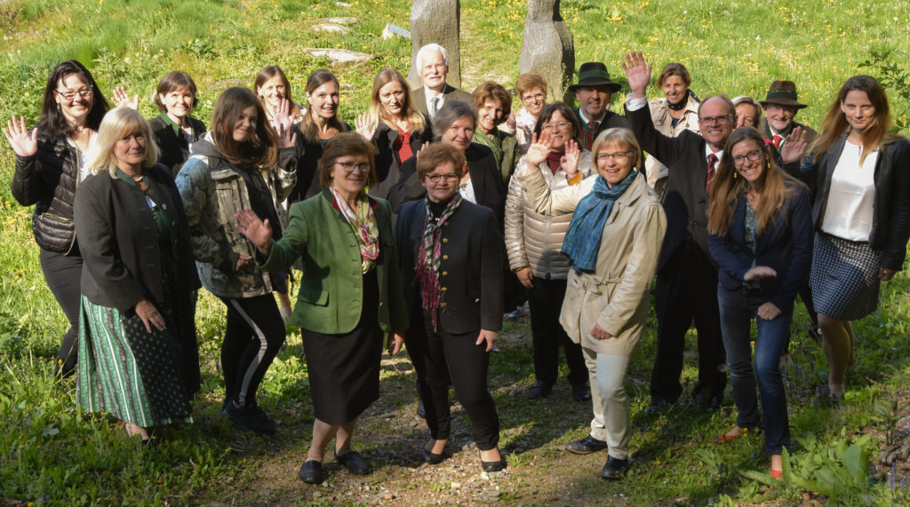 Gründung: 10.1.2010 
Chorleitung: Ursula Krotscheck  
seit 2018: Elisabeth Fattinger
Co-Chorleiter von 2018 - 2020: Birgit Reinprecht

das Besondere:
• tolle Gemeinschaft, 
• begeisterte Sänger und Sängerinnen, 
• Einlagen besonderer Art, 
• kreative Choreografien, 
• weit gestreute Literatur, 
• immer wieder offene Proben

unsere nächsten Vorhaben:
Gestaltung Vorabendmesse am 3.12.2022, 18:30 Uhr und Hochamt am 4.12.2022, 8:30 Uhr mit anschließendem Pfarrcafé, Pfarrkirche Edelsbach
Gestaltung der Christtagsmesse, 8:30 Uhr, Pfarrkirche Edelsbach

Wir umrahmen gerne: 
• Messen, 
• Hochzeiten, 
• Taufen, 
• Begräbnisse,
• Feste,
• Adventkonzerte

weitere Auftritte: 
• Tulpenfest Edelsbach 2010, 2013 und 2014, 2015, 2016, 2017, 2018, 2019
• Chorfestival des Steirischen Vulkanlandes in Kirchberg, Klöch, Gnas, Riegersburg, Straden, Sinabelkirchen, Fehring, Feldbach, Unterlamm, Kirchberg
• Chorkantate „Der andere Jesus“ (Reisinger, Löschberger) für Chor, E-Piano, E-Bass, Schlagzeug in Edelsbach, Paldau, Gnas und Feldbach
• KroCant - Konzerte 2017, 2018, 2019, 

gemeinsame Auftritte mit: 
• Vielxang Hartmannsdorf 
• Musikverein Edelsbach
• Streicherensemble Gnas
• SterZsingers
• Ensemble Vocativ, Trautmannsdorf

Mitglied 
• des Chorverbandes Steiermark
• der Gemeinschaft der Chöre und Singkreise im Steirischen Vulkanland