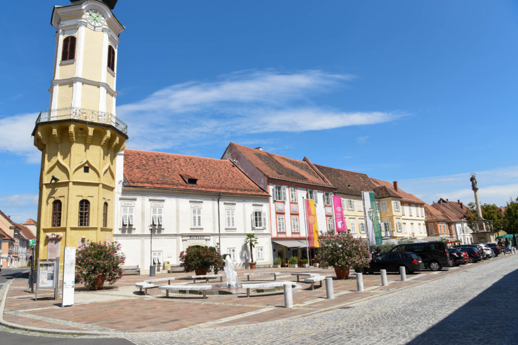 Bad Radkersburg, eine Gemeinde mit einer historischen Altstadt und den umliegenden Dörfern, liegt im südöstlichsten Teil der Steiermark und Österreichs und grenzt entlang der Mur und der Kutschenitza an Slowenien. Mit seinen 3180 Einwohnern ist die Stadt das Zentrum im Süden.

Bad Radkersburg bietet eine einzigartige historische Altstadt mit südlichem Flair, die die Bewohner und Gäste zum Flanieren und Einkaufen einlädt. Bad Radkersburg bildet den Schnittpunkt von Kunst und Kultur aus allen Richtungen. Stadt und Land in Einheit definieren einen gemeinsamen Lebensraum. Das ist auch die Basis für kulturelle Vielfalt, denn Natur schafft Kultur. Die einmalige Landschaft mit dem Natura 2000 Gebiet gilt als Tor zum Amazonas Europa.

Bad Radkersburg ist die führende Gesundheitsdestination Österreichs in einer einzigartigen kulturhistorischen Stadt, umgeben von intakter Naturlandschaft. Bad Radkersburg hat das Privileg, sogar zwei örtliche Heilmittel mit einzigartigen Wirkungen und Inhaltsstoffen zu vereinen. Die mineralstoffreiche Thermalquelle und die magnesiumreiche Stadtquelle. Rund um diese beiden Quellen wird eine umfassende Gesundheitskompetenz angeboten.

Nicht nur Wasser und Gesundheit sind hier Thema. Die Stadt widmet sich schon seit Jahren dem Thema „Bewegung“. Die Radregion Bad Radkersburg mit dem mediterranen Klima, machen die gesamte Region zu einem Paradies gesunder Bewegung. Die Stadt Bad Radkersburg hat eigens ein Radkonzept erarbeitet, um die Infrastruktur zu optimieren und das Radfahren noch sicherer und beliebter zu machen.

Bad Radkersburg lebt auch grenzüberschreitende Nachbarschaft. Innerhalb von 35 Kilometern befinden sich 4 Länder (Österreich, Slowenien, Kroatien, Ungarn). Unsere Stadt hat eine historische Bedeutung als Brücke zwischen dem deutschen und dem slawischen Sprachraum. Eingebettet im Grünen Band Europas zwischen Mur und Kutschenitza ergibt sich die nächste große Chance. Ein 5 Länder übergreifender gemeinsamer Biosphärenpark mit Slowenien, Kroatien, Ungarn und Serbien, entlang der Mur, Drau, Donau - dem „Amazonas Europas“.

Bad Radkersburg bietet eine hohe Wohn- und Lebensqualität, damit sich alle Generationen in der Stadtgemeinde wohlfühlen Zu dieser Wohn- und Lebensqualität zählen beste Gesundheitsversorgung, ein breites Bildungsangebot und ein reges Kultur- und Vereinsleben. Durch die engagierten und freundlichen Menschen bietet Bad Radkersburg eine besondere Wohn- und Lebensqualität. Das zeigt sich in einer enormen Bautätigkeit im Bereich Einfamilienhausbau und Geschoßwohnbau für alle Generationen.. 

Ihr Bürgermeister
Mag. Karl Lautner