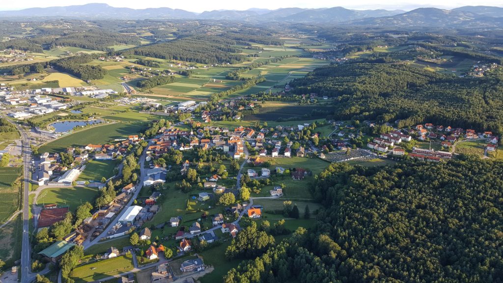 HERZLICH WILLKOMMEN auf der Seite der Marktgemeinde Sinabelkirchen!

Die Marktgemeinde Sinabelkirchen liegt im oststeirischen Hügelland auf einer Seehöhe von 327 m, direkt an der A2 Südautobahn.

Historisch wurde Sinabelkirchen im Jahr 1351 durch den Begriff "Synewelkirichen" (siniwel = rund) urkundlich genannt. Dem Namen entsprechend gab es damals eine Rundkirche mit einer Siedlung.
Gemeindezusammenlegungen fanden am 01. 01. 1952 und am 01. 01. 1968 statt.
(Von der Gemeindestrukturreform mit 01. 01. 2015 mit zahlreichen Gemeindezusammenlegungen im Land Steiermark war die Marktgemeinde Sinabelkirchen nicht betroffen.)
Mit 01. 07. 1997 wurde der Gemeinde Sinabelkirchen das Recht zur Führung des Gemeindewappens verliehen.
Die Beschreibung des Wappens lautet wie folgt: "Zwischen silbernen mit je vier roten, silbern gefüllten Apfelblüten belegten Flanken in Blau eine silberne Rundkirche mit rundbogigem Stufentor, abgetrepptem Rundturm und aufgesetzem Glockenturm mit beknauftem glockenförmigen Helm."
Am 01. 09. 1997 wurde die Gemeinde Sinabelkirchen zur Marktgemeinde erhoben.

Heute setzt sich die Marktgemeinde Sinabelkirchen aus den folgenden Katastralgemeinden zusammen:
Egelsdorf / Frösaugraben / Frösauberg / Fünfing / Gnies / Nagl / Obergroßau / Sinabelkirchen / Untergroßau / Unterrettenbach

In der Marktgemeinde Sinabelkirchen gibt es fünf Freiwillige Feuerwehren, die neben den Hauptfunktionen der Feuerwehren auch einen wertvollen Beitrag in den einzelnen Dorfgemeinschaften leisten: FF Egelsdorf, FF Gnies, FF Obergroßau, FF Sinabelkirchen und FF Untergroßau.

Die Marktgemeinde Sinabelkirchen ist eine sehr beliebte Zuzugsgemeinde.
Am 18. 06. 2000 zählte Sinabelkirchen erstmals 4.000 Einwohner:innen, am 02. 05. 2023 bereits 4.500 Einwohner:innen.

Zahlreiche Unternehmen siedelten sich insbesondere im Gewerbe- und Industriegebiet Untergroßau an.

Im Freizeitbereich lockt die Bade- und Freizeitanlage Siniwelt, bei der es auch einen Stellplatz für Wohnmobile gibt, zahlreiche Besucher:innen nach Sinabelkirchen.

In Sinabelkirchen bereichern sehr viele Vereine das gesellschaftliche Leben, stellvertretend für die bunte Vereinskultur seien genannt:
Marktmusik Sinabelkirchen, Rundum Kultur, Sportverein Sinabelkirchen.

Das ganze Jahr hindurch finden zahlreiche Veranstaltungen statt. Es steht auch die Sport- und Kulturhalle Sinabelkirchen für gesellschaftliche Ereignisse zur Verfügung.
Die Sport- und Kulturhalle Sinabelkirchen und die Bade- und Freizeitanlage Siniwelt werden von der
Marktgemeinde Sinabelkirchen Sport- und Kulturhalle KG betrieben. 

Für weiterführende Informationen besuchen Sie sehr gerne unsere Website  oder
verbinden Sie sich mit Sinabelkirchen in der App CITIES.

(Stand: 21.09.2023)