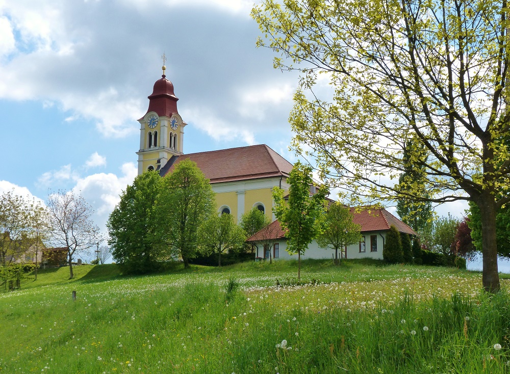 Eichkögl, eingebettet in die sanfte Hügellandschaft südöstlich von Graz, ist als Lebensmittelpunkt begehrt. Hohe Lebensqualität durch die ruhige Lage und die Nähe zu den wirtschaftlich potenten Zentralräumen machen die Gemeinde so attraktiv. Auch die laufende Gemeindeentwicklung lässt noch einiges erwarten.

Eichkögl liegt im Nordwesten im Bezirk Südoststeiermark. Die Gemeinde besteht aus den drei Dörfern Erbersdorf, Eichkögl und Mitterfladnitz und erstreckt sich bis ins Raabtal.

Für Veranstaltungen bildet das „fidelium” das Zentrum für festliche und kulturelle Anlässe. In der Gemeinde werden zahlreiche Freizeitmöglichkeiten angeboten. Eichkögl ist auch als Wallfahrtsort bekannt. Im Ortszentrum befindet sich die Wallfahrtskirche Klein Mariazell.