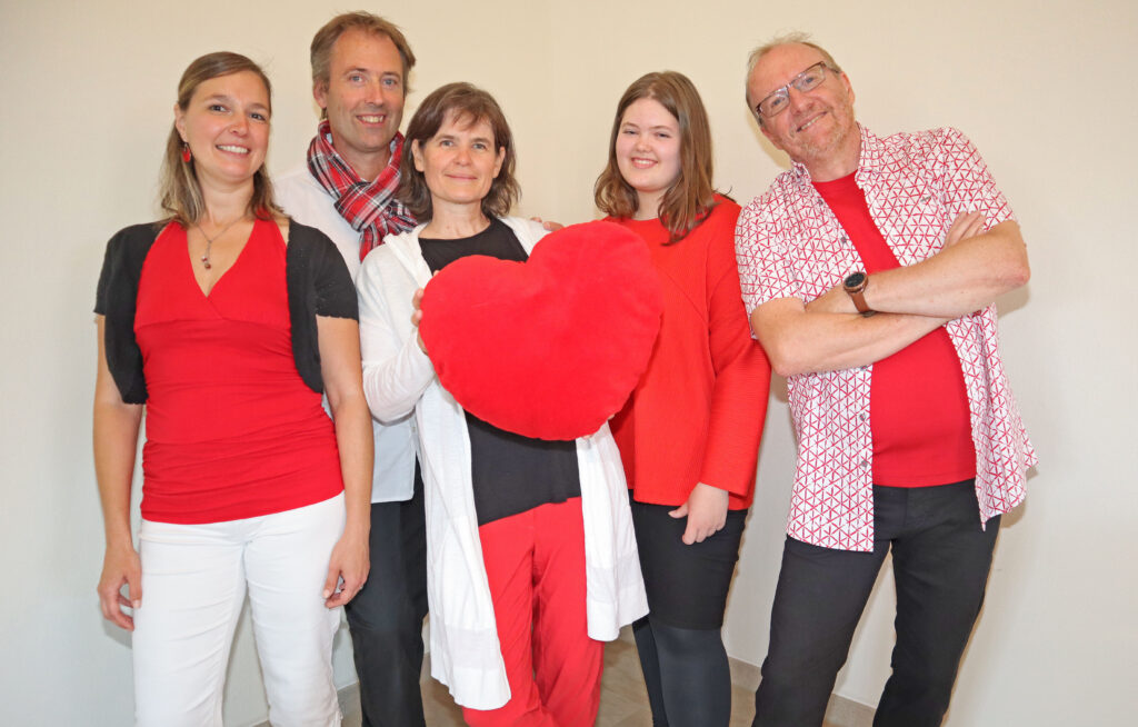 Gründung: Okt. 2011
Wir sind ein Vokalensemble mit 3 „H“:
•	Herz
•	Humor
•	Hundert Prozent vokal

Birgit Reinprecht, Peter Petz, Lena, Christian und Ursula Krotscheck … leidenschaftliche, regionale SängerInnen, die mit ganzem Herzen Musik machen und so das Publikum berühren. 

Gerne umrahmen wir Ihre Jubiläen (in Firmen oder privat), Eröffnungen, großen Geburtstage, rauschenden Feste, einmaligen Feiern (Einstandsfeiern, Hochzeiten, …) mit unseren Liedern. Herzonanz sorgt mit abwechslungsreichem Konzert-Programm für Festlichkeit, Gänsehaut, Herzflimmern und trainierte Lachmuskeln.


Herzonanz ist  für Konzerte und Adventkonzerte buchbar!!!
freie Termine 2022: 9.12./10.12/11.12./16.12./17.12./18.12. 

Wir freuen uns auf Ihren Besuch auf unserer Seite!
https://www.herzonanz.at

Die nächsten (Konzert)termine: 

Benefizkonzert für Taptana Kinderschule
30.9.2022, 18 Uhr, Simon Mühle Trofaiach

Magic...
21.10.2022, 18 Uhr, Musikschule St. Josef in der Weststeiermark





Konzerte bisher 

