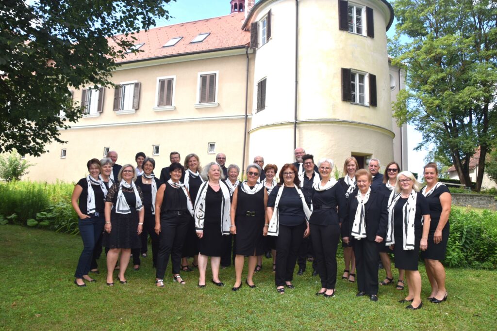 Obwohl schon in den Jahren davor eine formlose Sängerrunde bestand, wurde erst 1889 der „Sängerverein“ – später als „Männergesangsverein“ bezeichnet – gegründet. Über die näheren Umstände der Gründung bzw. der Aktivitäten aus dieser Zeit ist leider nichts bekannt.

Nach dem Ende des 2. Weltkrieges musste der Verein so gut wie neu gegründet werden und so wurde am 7. August 1949 unter dem damalige Obmann Hans Auner das 60. Gründungsfest begangen. Die anfängliche Begeisterung, die im wiederbelebten Verein herrschte, war aber leider nicht von Dauer und so entschloss sich im Jahre 1952 der damalige Obmann RegRat Franz Hilberger, zusätzlich zum Männerchor auch einen Frauenchor aufzubauen. Im Oktober 1953 wurde der Chor zu einem gemischten Chor vereint, jedoch zeichnete sich auch hier bald eine ernste Krise ab.

Nach der Neuwahl des Vorstandes im Jahre 1954 wurde Leopold Stollmayer zum Obmann gewählt. Er sorgte gemeinsam mit seinem jungen Chorleiter Erwin Luckmann für eine Hochblüte des Gesangvereins. In der Geschichte des Vereines finden sich zahlreiche gelungene Aufführungen, wie z.B. 1949 der berühmte „Bremerkeller“, aber auch bunte Abende, Chorkonzerte, verschiedene Messen, musikalische Umrahmungen öffentlicher Veranstaltungen usw. 1980 kristallisierte sich aus dem Männerchor ein Doppelquartett heraus, welches jahrelang durch seinen Einsatz zahlreiche Veranstaltungen in und außerhalb des Chores verschönert hat.
Nach seiner langen Amtsperiode müde geworden, übergab Leopold Stollmayer 1986 in jüngere Hände.

Seither sorgt mit großem Einsatz Obmann Gerhard Demmel für „seinen“ Verein. Die Tradition der erfolgreichen Aufführung von „Bunten Abenden“ wurde beibehalten, gemeinsame, begeisternde Auftritte mit dem Salonorchester und Fehring’s City Band organisiert.
Mittlerweile wurde unserem langjährigen Chorleiter die Arbeit im Verein zu viel und man musste sich auf die Suche nach einer jungen musikalischen Leitung machen. Andrea Kainz übernahm 1995 die musikalische Leitung des Gesangvereines, die sie 2005 an Bernie Palabay übergab.

Nur 2 Jahre dauerte dessen Funktionsperiode und so musste man sich neuerlich auf die Suche nach einem Chorleiter machen. Obmann Demmel nahm die Sache sehr genau, holte einige Anwärter zu „Probe-Chorleitungen“ nach Fehring und wurde schließlich fündig. Frau Mag. Zeljka Hrestak, gebürtige Zagreberin, bereits Leiterin zweier bekannter Chöre, erklärte sich bereit die musikalische Leitung des Gesangvereines Fehring zu übernehmen. Eine zugegeben für den Verein finanziell große Anstrengung, aber künstlerisch die richtige Entscheidung. Mit viel Fachwissen, professioneller und begeisterungsfähiger Arbeit, neuer Literatur aus dem In- und Ausland konnten neue junge Sängerinnen und Sänger gefunden werden, die von Frau Hrestak mit den „Stammsängern“ bald zu einem neuen Klangkörper geformt wurden. Die sehr dynamische Chorleiterin weiß und versteht es, mit ihrem persönlichen Einsatz den „berühmten Funken“ von der Bühne auf das Publikum überspringen zu lassen und dieses aus der Reserve zu locken und zu wahren Begeisterungsstürmen zu bringen.

Jährliche Programmpunkte:
Jungbürgerfeier am 25. Oktober, Fehringer Advent, Sänger-Gschnas, Konzert im Juni