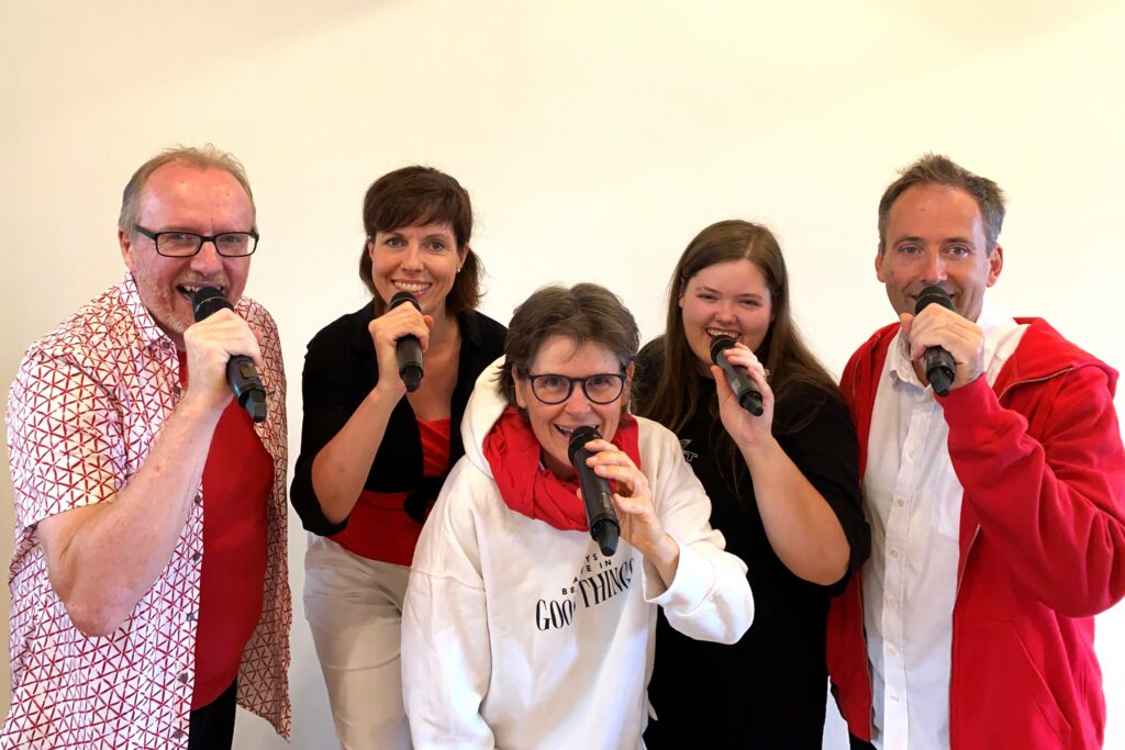 Gründung: Okt. 2011
Wir sind ein Vokalensemble mit 3 „H“:
•	Herz
•	Humor
•	Hundert Prozent vokal
Brigitte Putz, Peter Petz, Lena, Christian und Ursula Krotscheck … leidenschaftliche, regionale SängerInnen, die mit ganzem Herzen Musik machen und so das Publikum berühren. 

Gerne umrahmen wir Ihre Jubiläen (in Firmen oder privat), Eröffnungen, großen Geburtstage, rauschenden Feste, einmaligen Feiern (Einstandsfeiern, Hochzeiten, …) mit unseren Liedern. Herzonanz sorgt mit abwechslungsreichem Konzert-Programm für Festlichkeit, Gänsehaut, Herzflimmern und trainierte Lachmuskeln.



Kontakt:
Ursula Krotscheck
0664-59 58 942
ursula.krotscheck@amritasai.at
www.herzonanz.at




Die nächsten (Konzert)termine: 

Lange Nacht der Chöre, Graz
28. Mai 2025, 18 Uhr, Eröffnung, Landhaushof UND
um 21 Uhr, Kurzkonzert, Auditorium im Joanneum

Chorfestival im Steirischen Vulkanland
28. Juni, 2025, Gemeinde Ilz

A cappella Kinderkonzert zum Mitmachen
09. Juli 2025, 16 Uhr, Kulturwerkstatt Feldbach

Sommerkonzert in Bad Gleichenberg
07. September 2025, 15 Uhr, Kinderkonzert zum Mitmachen UND
Anschließend, ca. 16 Uhr Sommerprogramm „Music was my first love”