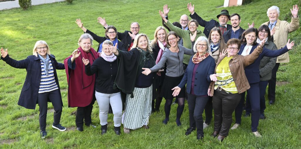 Gründung: 10.1.2010 
Chorleitung: Ursula Krotscheck  
Co-Chorleiterin: seit 2018: Elisabeth Fattinger
Co-Chorleiterin von 2018 - 2020: Birgit Reinprecht

das Besondere:
• tolle Gemeinschaft, herzlich
• begeisterte Sänger und Sängerinnen, 
• Einlagen besonderer Art, 
• kreative Choreografien, 
• weit gestreute Literatur, 
• immer wieder offene Proben

unsere nächsten Vorhaben:
Gestaltung der Ostersonntagsmesse am 05.04.2026 in der Pfarrkirche Edelsbach.
Konzert am 22.05.2026, 19 Uhr, Pfarrkirche Edelsbach
Auftritt beim Chorfestival in St. Anna am Aigen, 13.06.2026, ab 14 Uhr
offene Singaction am Dienstag, 23.06.2026

Wir umrahmen gerne: 
• Messen, 
• Hochzeiten, 
• Taufen, 
• Begräbnisse,
• Feste,
• Adventkonzerte

weitere Auftritte: 
• Tulpenfest Edelsbach 2010, 2013 und 2014, 2015, 2016, 2017, 2018, 2019
• Chorfestival des Steirischen Vulkanlandes in Kirchberg, Klöch, Gnas, Riegersburg, Straden, Sinabelkirchen, Fehring, Feldbach, Unterlamm, Kirchberg, St.Stefan i.R., Jagerberg, Ilz
• Chorkantate „Der andere Jesus“ (Reisinger, Löschberger) für Chor, E-Piano, E-Bass, Schlagzeug in Edelsbach, Paldau, Gnas und Feldbach
• KroCant - Konzerte 2017, 2018, 2019, 2025

gemeinsame Auftritte mit: 
• Vielxang Hartmannsdorf 
• Musikverein Edelsbach
• Streicherensemble Gnas
• SterZsingers
• Ensemble Vocativ, Trautmannsdorf
• Herzonanz

Mitglied 
• des Chorverbandes Steiermark
• der Gemeinschaft der Chöre und Singkreise im Steirischen Vulkanland