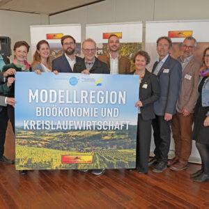 Personen v. li n. re.: Josef Ober, Gottfried Lamers, Maria Pein, Valerie-Sophie Schönberg, Josef Galdberger, Bernd Vogel, Reinhard Puntigam, Martina Lepschi, Christian Krotscheck, Michael Fend, Anna Knaus-Maurer, Franz Fartek