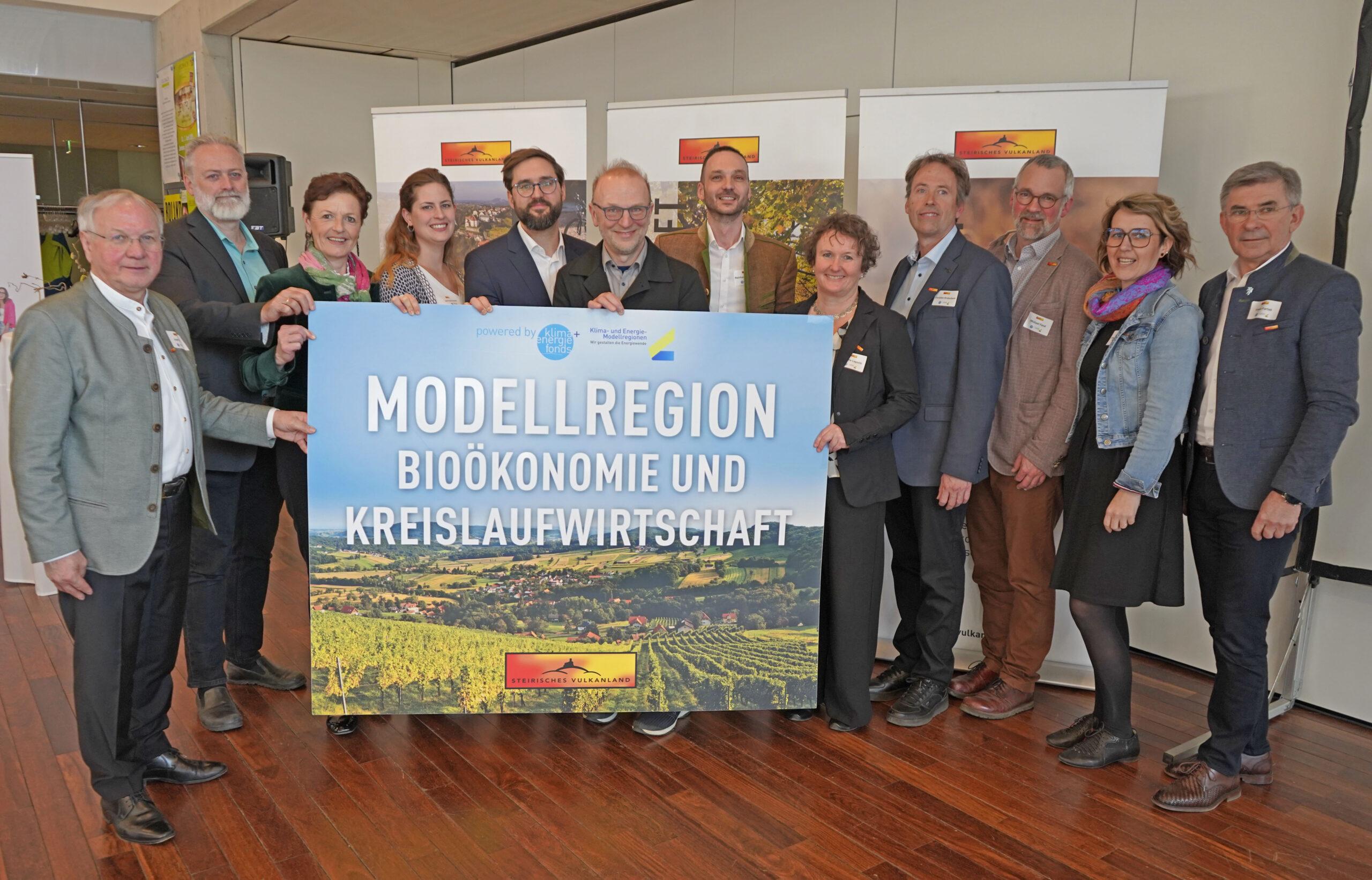 Personen v. li n. re.: Josef Ober, Gottfried Lamers, Maria Pein, Valerie-Sophie Schönberg, Josef Galdberger, Bernd Vogel, Reinhard Puntigam, Martina Lepschi, Christian Krotscheck, Michael Fend, Anna Knaus-Maurer, Franz Fartek